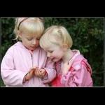 Laura viser lillesøster Ditte en lille frø