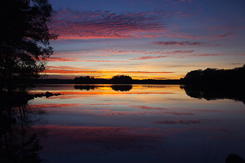 Solnedgang med spejling i søen