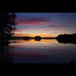 Solnedgang med spejling i søen