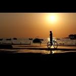 Solnedgang dreng på cykel