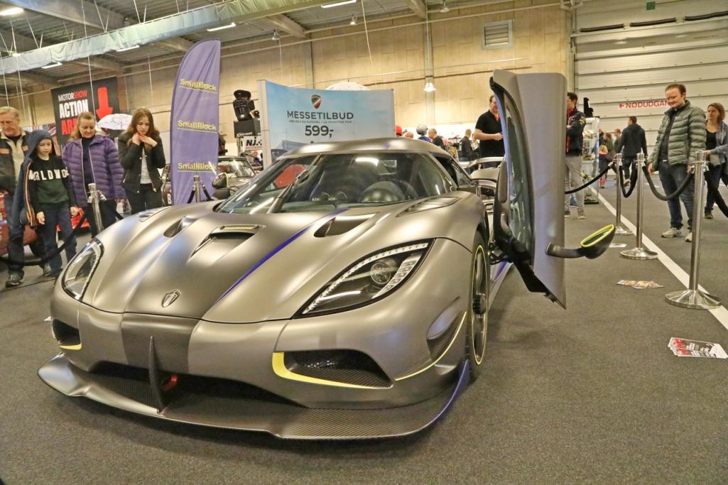 Koeniggsegg ! Bilen har 1140 hk og yder 1200 Nm ! Fra 0-100 på 2,8 sek og fra 0-200 på bare 7.8 sek.