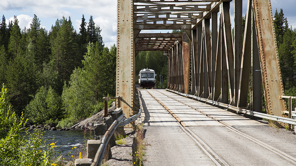 Kombineret tog- og bilbro over elv.