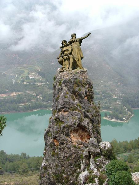 Statue indsat på klippetop